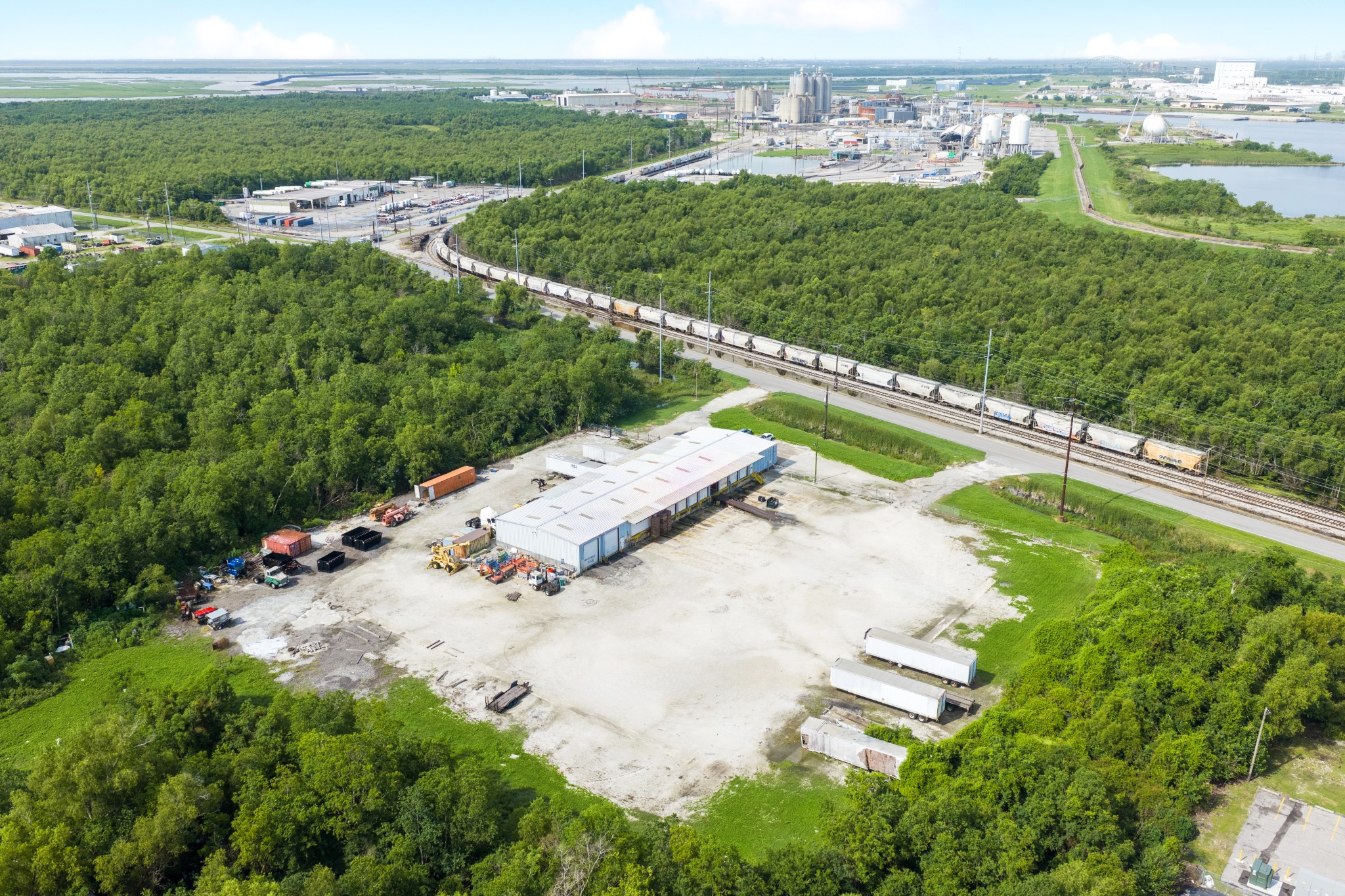 Rail corridor and industrial surroundings near 4075 Industrial
